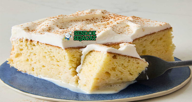 Tres Leches Cake dengan kue susu dan krim kocok di piring saji
