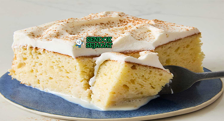 Tres Leches Cake Lembut Khas Meksiko Tres Leches Cake dengan kue susu dan krim kocok di piring saji