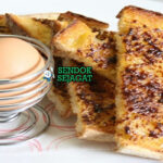 Vegemite Soldiers dengan telur soft-boiled di piring sarapan