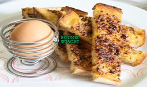 Vegemite Soldiers Gurih Khas Australia Vegemite Soldiers dengan telur soft-boiled di piring sarapan