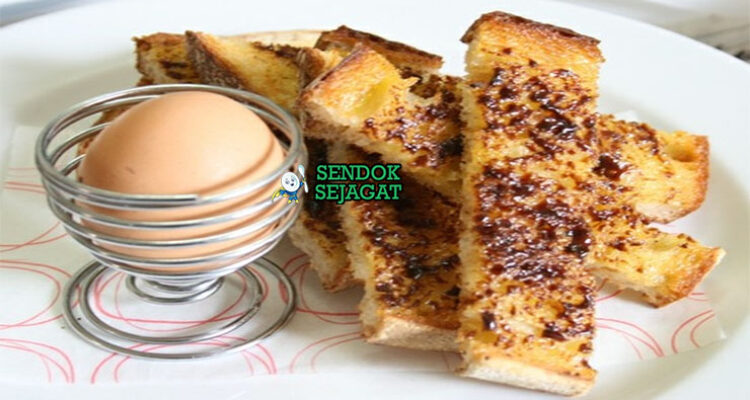 Vegemite Soldiers dengan telur soft-boiled di piring sarapan