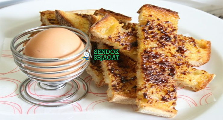 Vegemite Soldiers Gurih Khas Australia Vegemite Soldiers dengan telur soft-boiled di piring sarapan