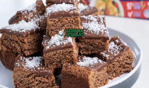Weet-Bix Slice Camilan Coklat Khas Australia Weet-Bix Slice biskuit cereal dengan topping coklat di piring saji