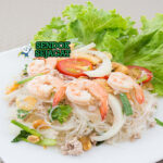 Yam Woon Sen dengan soun, udang, dan bumbu pedas di piring saji