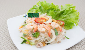Yam Woon Sen Pedas Segar Khas Thailand Yam Woon Sen dengan soun, udang, dan bumbu pedas di piring saji