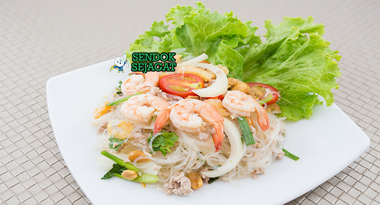Yam Woon Sen Pedas Segar Khas Thailand Yam Woon Sen dengan soun, udang, dan bumbu pedas di piring saji