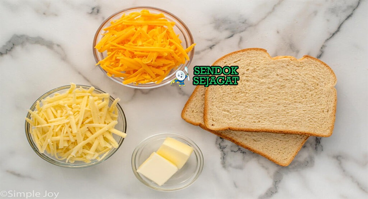 Bahan-bahan untuk Grilled Cheese Sandwich, termasuk roti putih dan keju cheddar