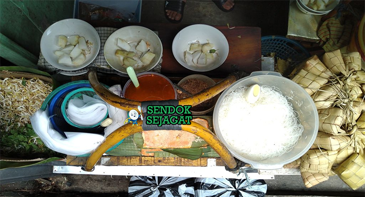 Bahan laksa bogor oncom ebi santan kunyit serai mie kuning ketupat tauge kemangi
