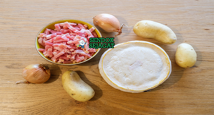 Bahan tartiflette Reblochon kentang bacon crème fraîche bawang bombay anggur