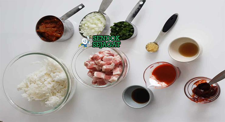 Bahan yakimeshi nasi dingin chashu telur menma benishoga shoyu sake mirin daun bawang