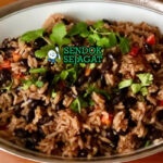 Arroz con Frijoles nasi campur kacang hitam oregano di plate saji