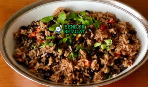 Arroz con Frijoles nasi campur kacang hitam oregano di plate saji
