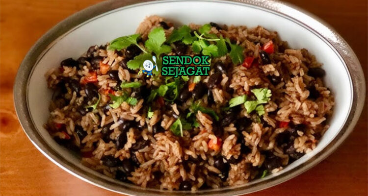 Arroz con Frijoles nasi campur kacang hitam oregano di plate saji