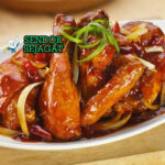 Ayam Kecap glossy karamel bawang daun bawang di mangkuk saji