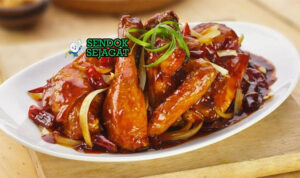 Ayam Kecap glossy karamel bawang daun bawang di mangkuk saji