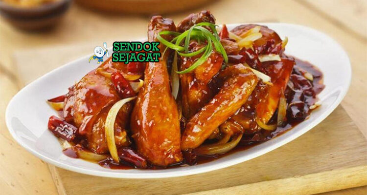 Ayam Kecap glossy karamel bawang daun bawang di mangkuk saji