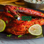 Ayam Tandoori panggang merah yogurt rempah di piring saji