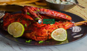 Ayam Tandoori panggang merah yogurt rempah di piring saji