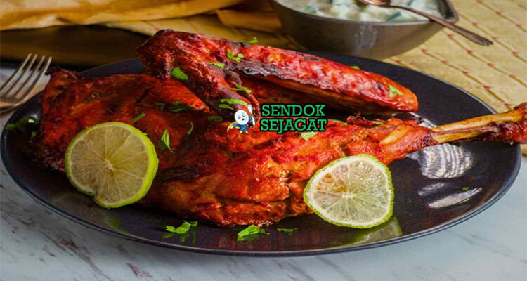 Ayam Tandoori panggang merah yogurt rempah di piring saji