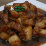 Babi Kecap Manado daging glossy kecap cabe rawit di piring saji
