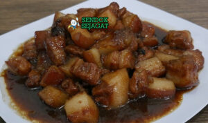 Babi Kecap Manado daging glossy kecap cabe rawit di piring saji