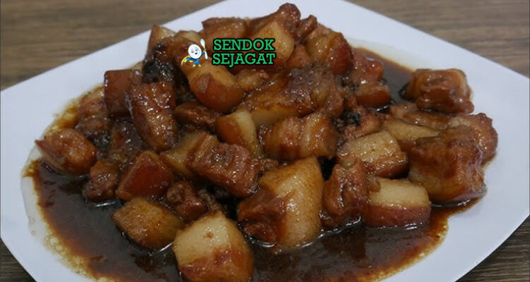 Babi Kecap Manado daging glossy kecap cabe rawit di piring saji