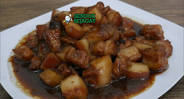 Babi Kecap Manado daging glossy kecap cabe rawit di piring saji