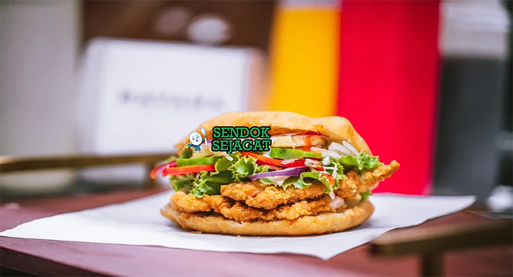 Bake and Shark sandwich roti bake gembung ikan goreng tumpuk lettuce nanas timun saus menetes