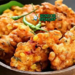 Bakwan Jagung goreng keemasan jagung bawang di piring saji