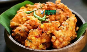 Bakwan Jagung goreng keemasan jagung bawang di piring saji