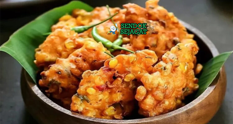 Bakwan Jagung goreng keemasan jagung bawang di piring saji