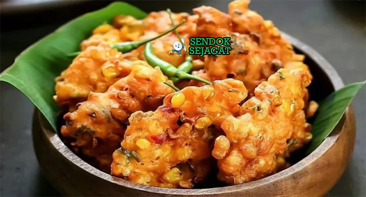 Bakwan Jagung goreng keemasan jagung bawang di piring saji