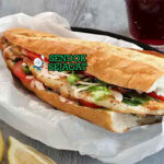 Balık Ekmek sandwich makarel utuh bakar roti lettuce tomat bawang lemon sumac di kertas