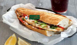 Balık Ekmek Juicy Segar Khas Istanbul Balık Ekmek sandwich makarel utuh bakar roti lettuce tomat bawang lemon sumac di kertas