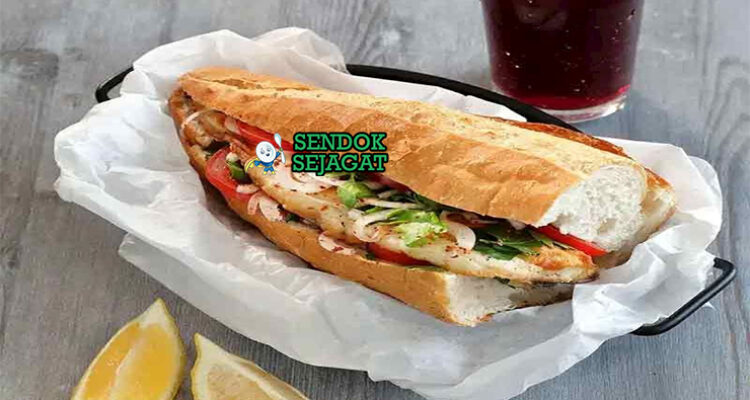 Balık Ekmek sandwich makarel utuh bakar roti lettuce tomat bawang lemon sumac di kertas