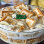 Banana Pudding lapisan wafer pisang custard whipped di gelas trifle