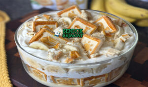 Banana Pudding lapisan wafer pisang custard whipped di gelas trifle