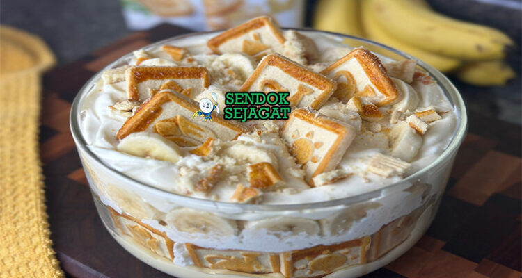 Banana Pudding lapisan wafer pisang custard whipped di gelas trifle