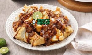 Batagor Bandung tahu goreng siram saus kacang jeruk limo di piring saji