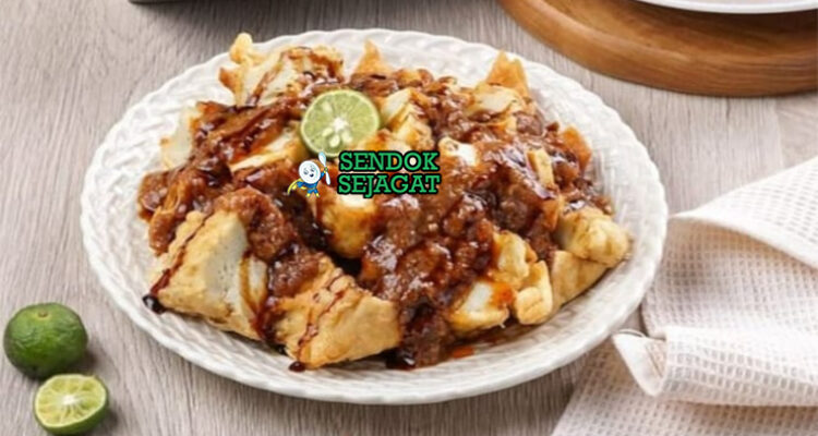 Batagor Bandung tahu goreng siram saus kacang jeruk limo di piring saji
