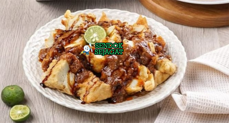 Batagor Bandung tahu goreng siram saus kacang jeruk limo di piring saji