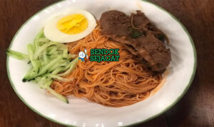 Bibim Guksu mie dingin sayur daging saus gochujang di mangkuk saji