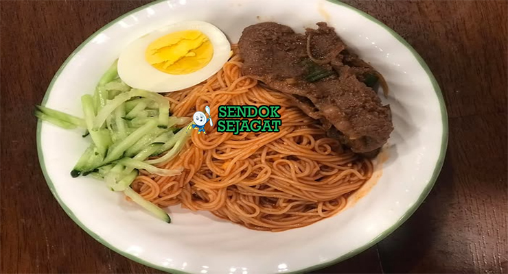 Bibim Guksu mie dingin sayur daging saus gochujang di mangkuk saji