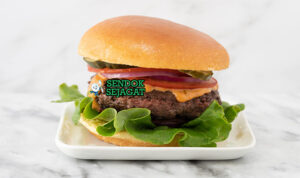 Bison Burger tall stack keju cheddar meleleh bacon caramelized onion brioche bun