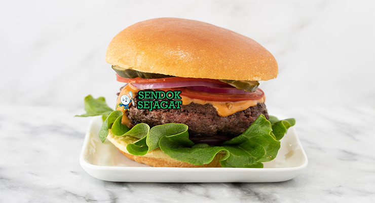 Bison Burger tall stack keju cheddar meleleh bacon caramelized onion brioche bun