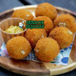 Bitterballen bola golden renyah saus moster di piring saji