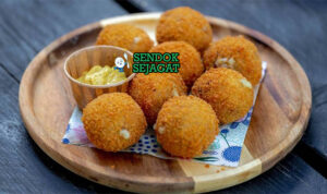 Bitterballen bola golden renyah saus moster di piring saji