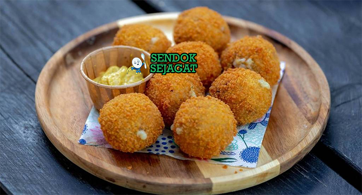 Bitterballen bola golden renyah saus moster di piring saji