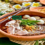 Boat Noodles mie kuah dark daging tauge bakso tabur ketumbar di mangkuk kecil