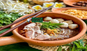 Boat Noodles mie kuah dark daging tauge bakso tabur ketumbar di mangkuk kecil